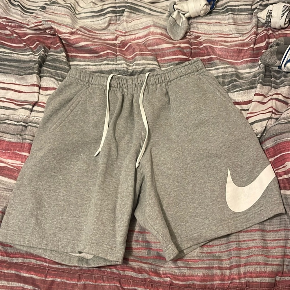 Men’s Nike grey shorts large